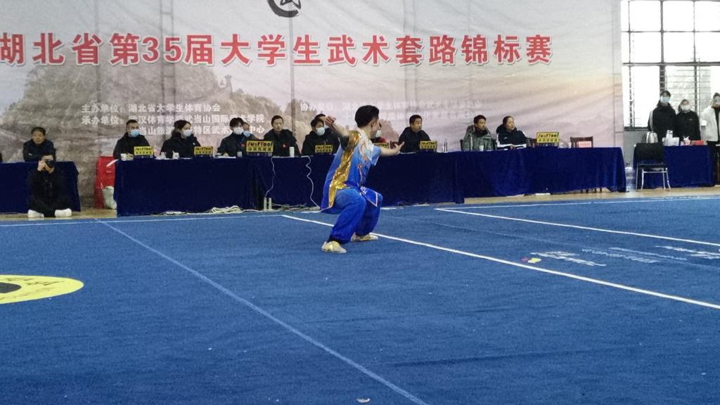 本次比赛由湖北省大学生体育协会主办,武汉体育学院武当山国际武术